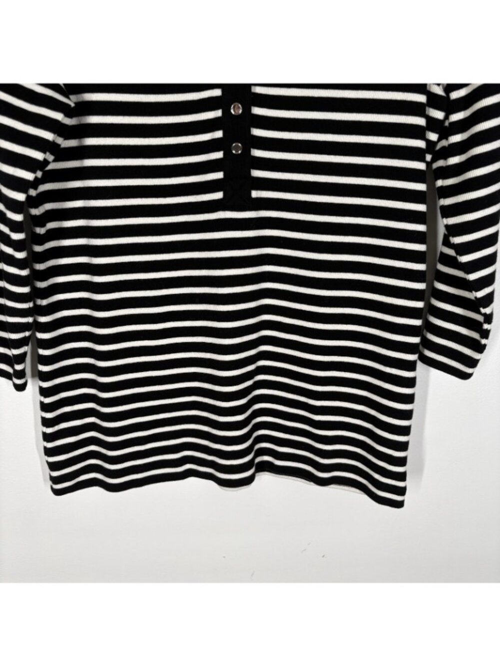 Chicos Sz 1 US M Black White 3/4 Sleeve Zenergy Ribbed Striped Henley Tee NWT - Picture 3 of 12